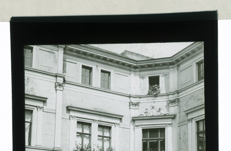 Adolf Gahler 1911 Vnitřní dvůr vily Joh. Liebiega ml., diapozitiv